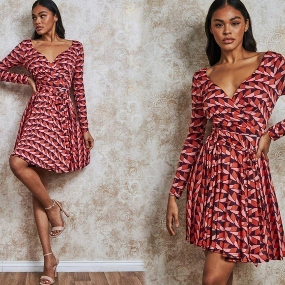 BNWT Crepe Dress | Flowy Dark Red Patterned Triangle Prism Print | V-Neck Button - Picture 1 of 8